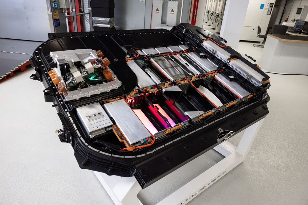 El centro de 'entrenamiento' de las baterías de Audi 2 Motor16 Interior de una batería de alto voltaje de Audi en Gaimersheim.