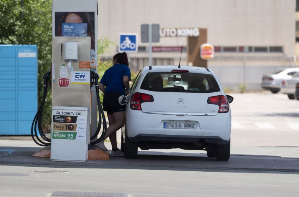 En estas gasolineras aún encuentras la gasolina a 1,50 euros el litro 158 Motor16 EuropaPress 4446821 mujer reposta gasolinera 13 mayo 2022 madrid espana precio medio 2 Motor16