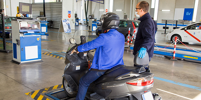 Los dos fallos más comunes en tu coche que te harán suspender la ITV 2 Motor16 ITV scooter