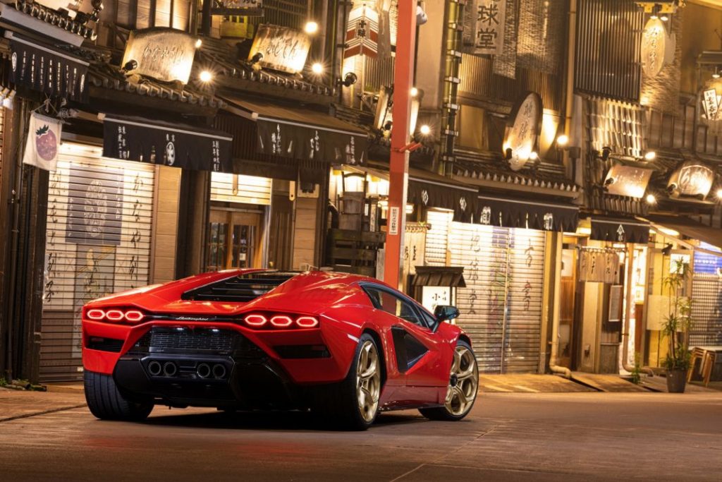 El Lamborghini Countach llega a Japón con una gran ceremonia 130 Motor16 Lamborghini Countach 4 Motor16