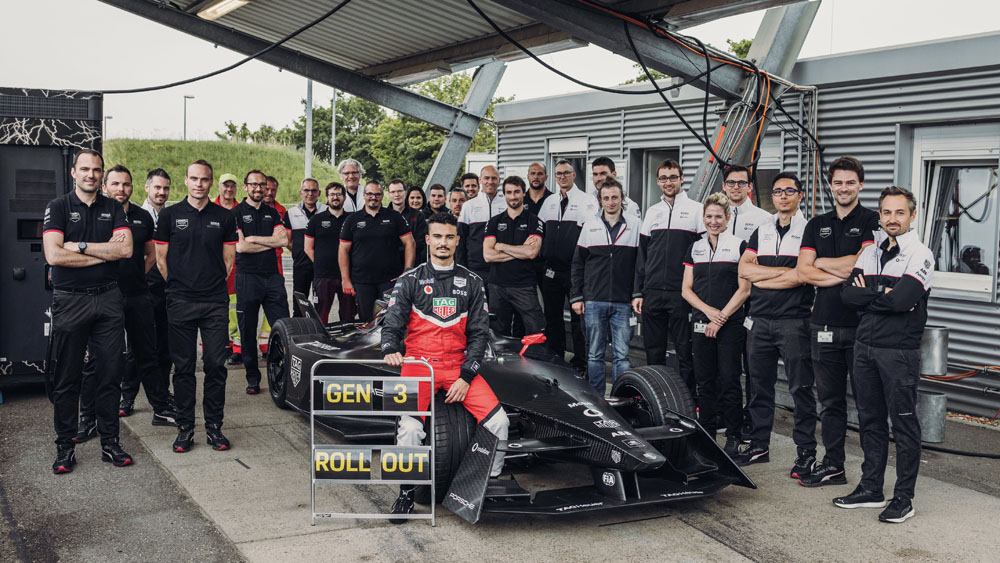 Porsche duplica su potencia en la Fórmula E 1 Motor16 El equipo posa ante el Porsche Gen3.