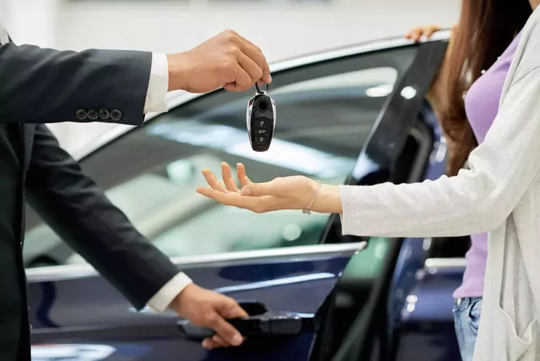 Si tu nombre aparece en esta lista, olvídate de comprar un coche: Esta solución le da mil vueltas y te ahorras una pasta