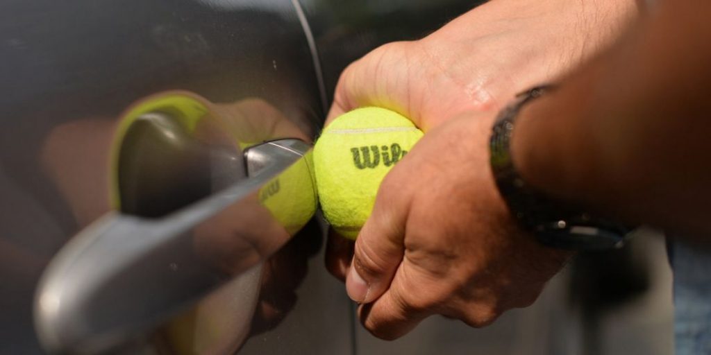 Cómo abrir tu coche sin usar las llaves 164 Motor16 Pelota de tenis
