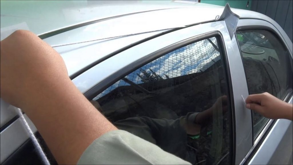 Cómo abrir tu coche sin usar las llaves 162 Motor16 Varilla y destornillador
