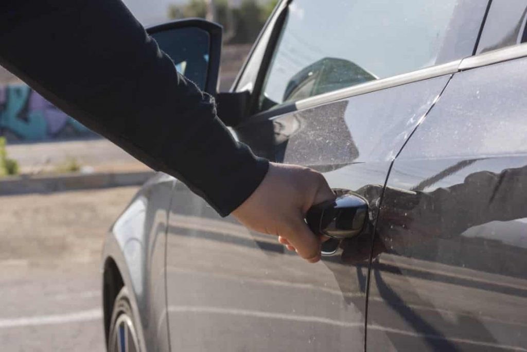 Cómo abrir tu coche sin usar las llaves 161 Motor16 Utiliza una percha