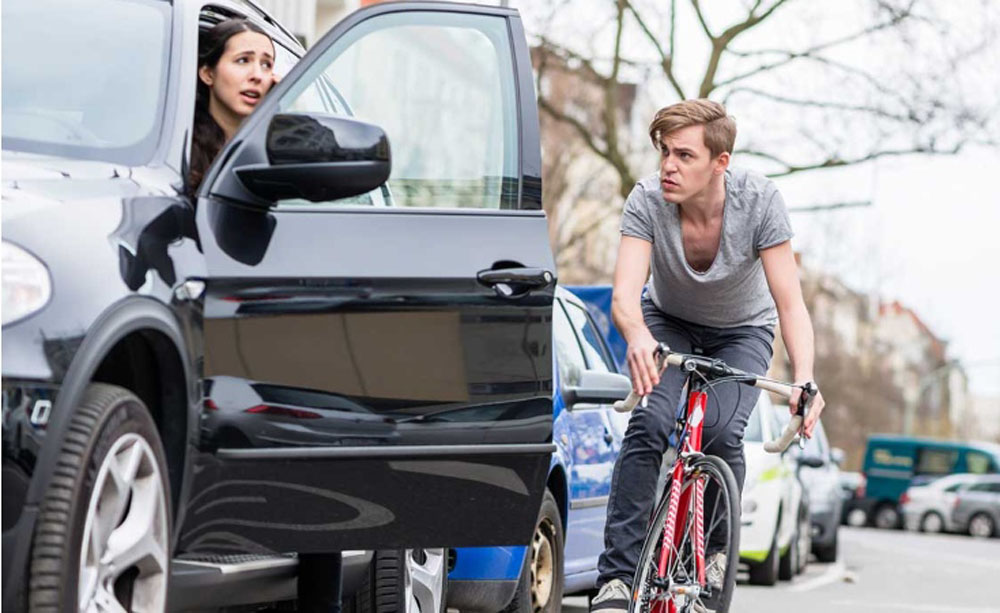 A la holandesa: esta es la forma más segura de abrir tu coche 2 Motor16 a la holandesa. bicicleta. accidente. puerta