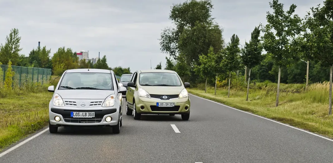 DGT: ¿A quién multa cuando un coche adelanta por la derecha?