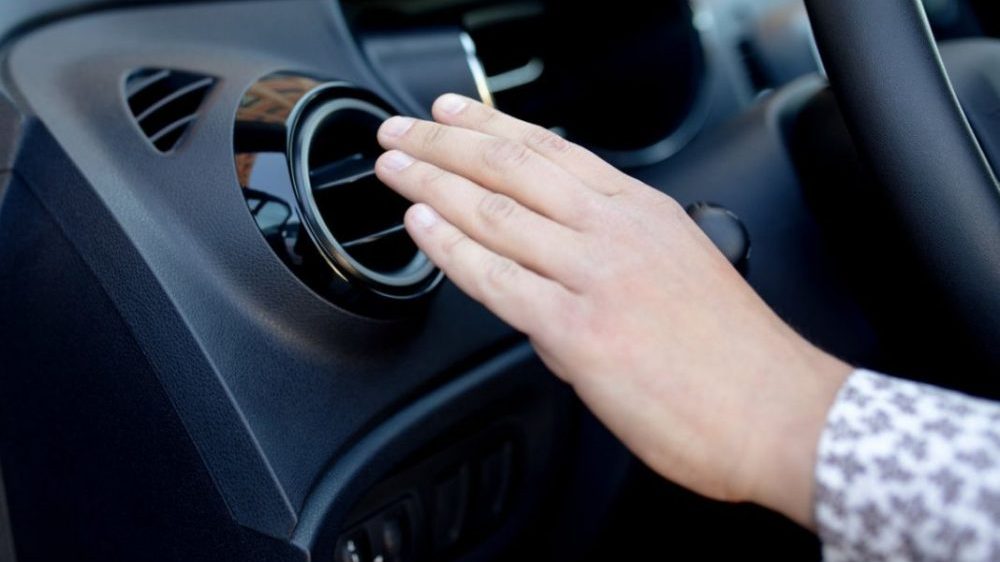 Pequeños trucos –algunos infalibles– para refrescar rápidamente un coche al sol 16 Motor16 ¿Cuándo usar el aire acondicionado?