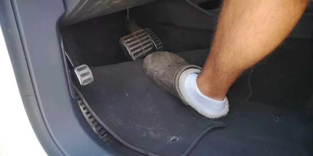 El secreto para limpiar la tapicería del coche 11 Motor16 Limpiar las alfombrillas del coche