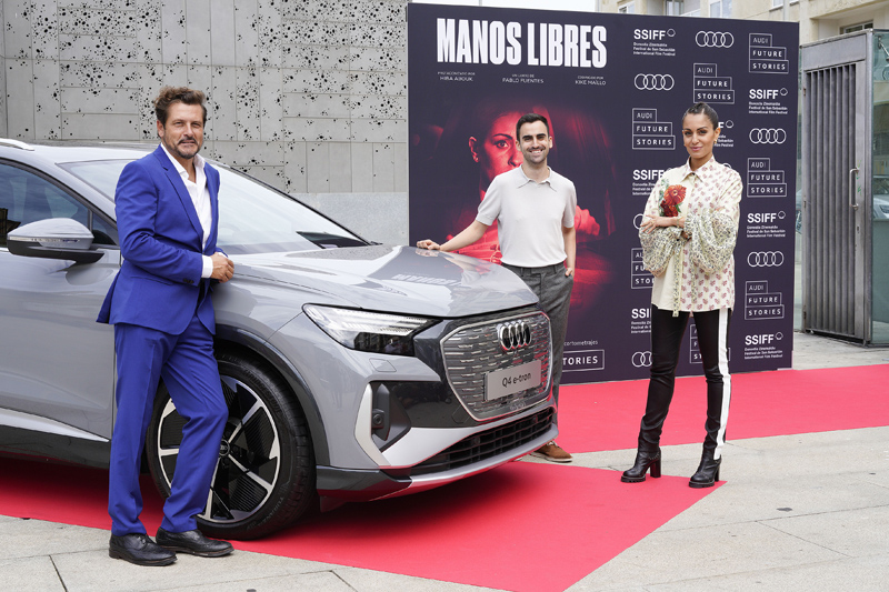 El Audi Q4 Sportback e-tron protagoniza una historia de cine 1 Motor16 El director Kike Maíllo (en primer plano), junto al ganador del primer certamen, Pablo Fuentes, y la actriz Hiba Abouk, protagonista del corto 'Manos libres'.