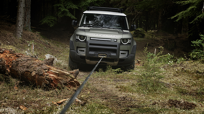 Con tres opciones del Land Rover Defender 130 te compras un utilitario 2 Motor16 Land Rover Defender 130. Imagen detalle cabrestante.