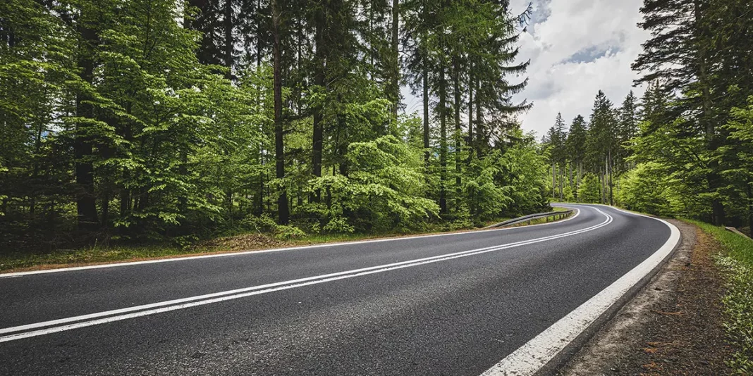 ¿Quién tiene prioridad en una carretera estrecha?