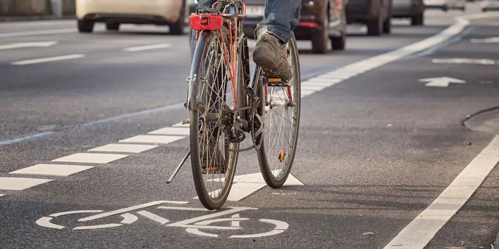 Ciclista: esta es la multa que te puede poner la DGT por circular por un carril bici 104 Motor16 carril bici