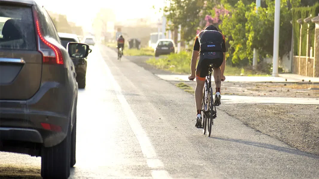 Como se debe adelantar a un ciclista, según la DGT