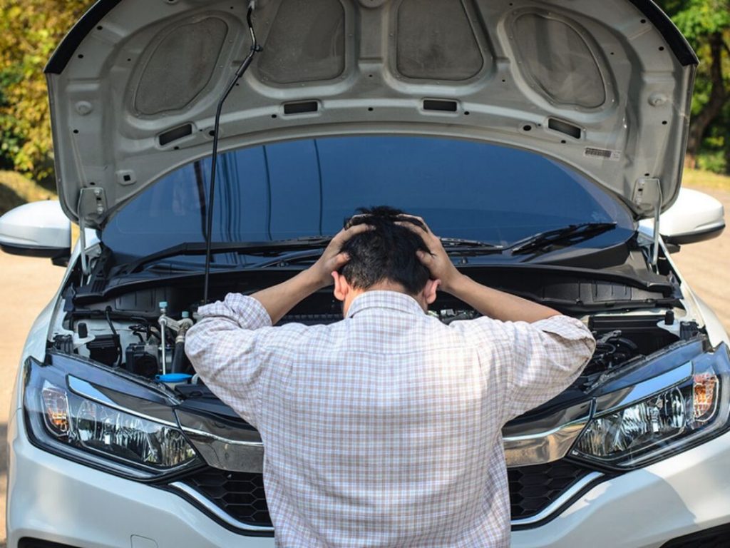 ¿Vas a viajar en Semana Santa? No lo hagas sin antes revisar estos cinco puntos 99 Motor16 coche capo hombre 1 Motor16