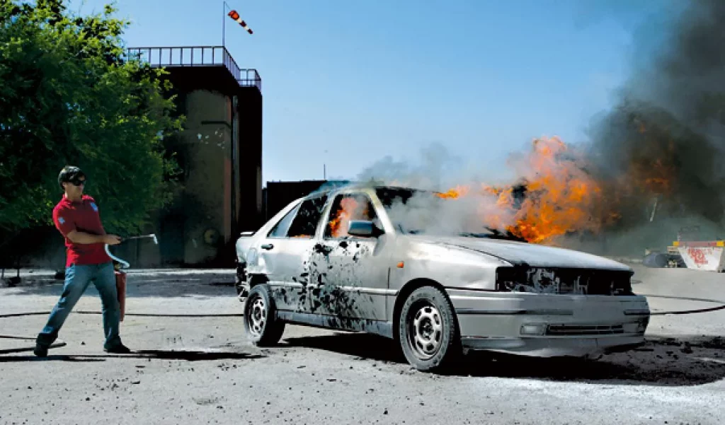 Este es el extintor que necesitas según tu tipo de coche 70 Motor16 ¿Por qué motivos puede arder un coche?