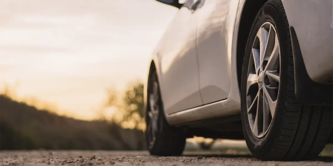 Cómo arrancar un coche en subida