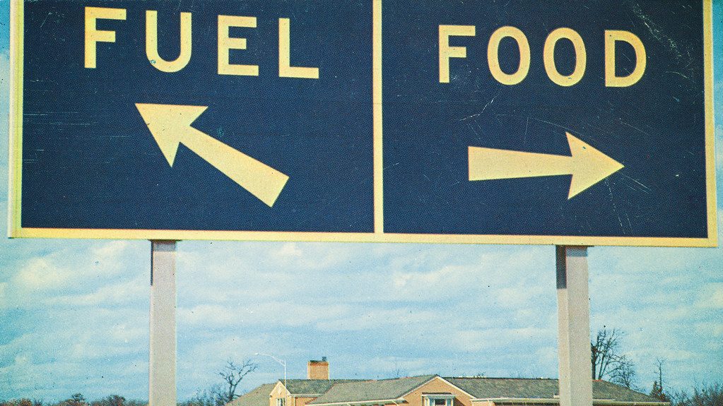 La multa de la DGT por hacer esto con tu pareja mientras conduces 74 Motor16 comer