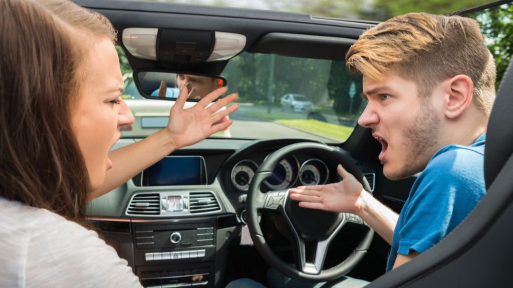 Maquillarse en el coche: la multa que te puede poner la DGT 16 Motor16 multa
