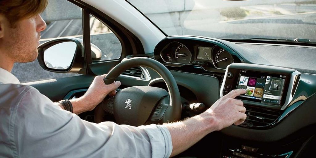 Distracciones al volante según la DGT