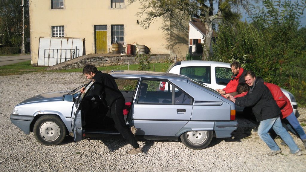A empujón: la forma correcta de arrancar tu coche sin batería 139 Motor16 empujar3 edited Motor16