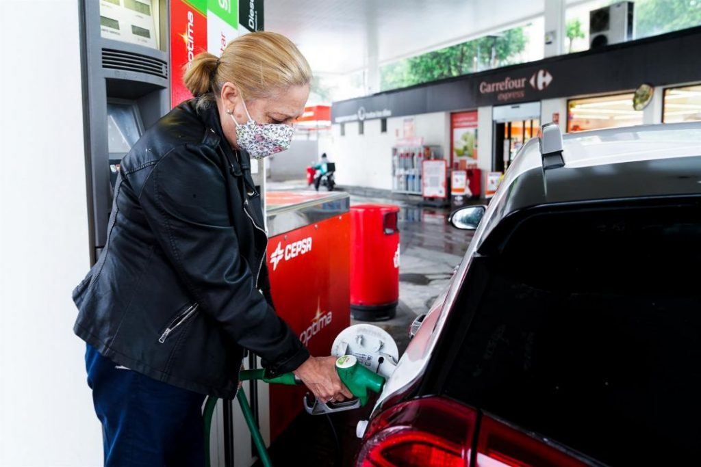 Del "ponme 20 euros de gasolina" al "lleno por favor", cómo repostar tu coche para gastar menos 110 Motor16 Echando gasolina