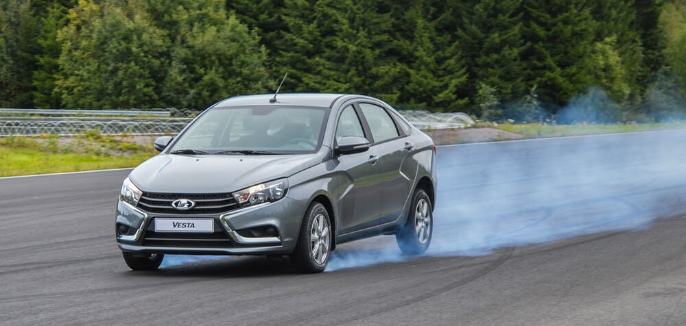 ¿Conduces un híbrido? Ten cuidado con estos errores que hacen que gastes más 2 Motor16 frenada