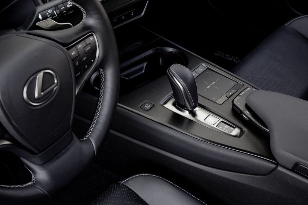 El coche más barato de cada marca de lujo 8 Motor16 lexusux300e046 3 Motor16