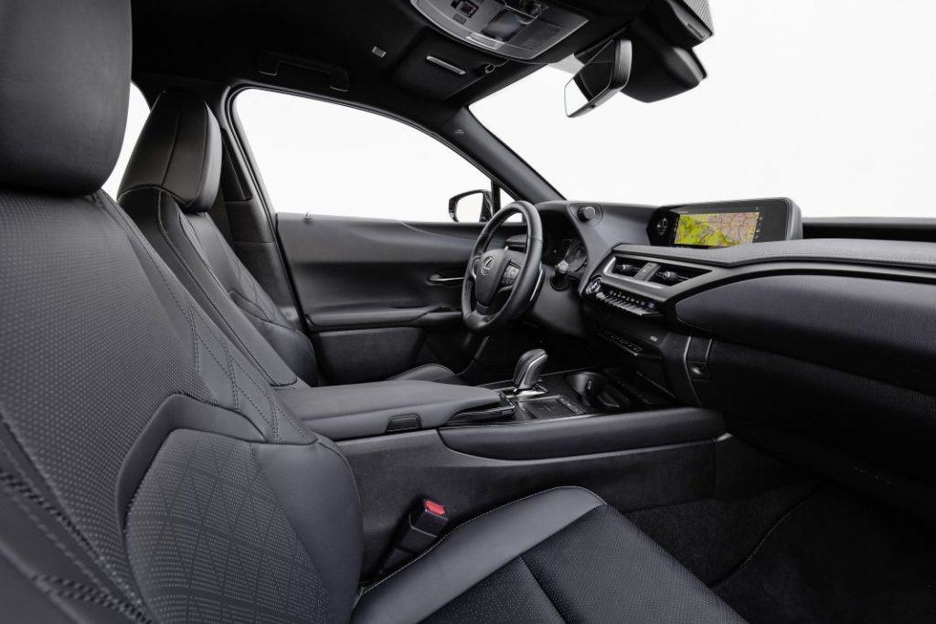 El coche más barato de cada marca de lujo 9 Motor16 lexusux300e051 3 Motor16