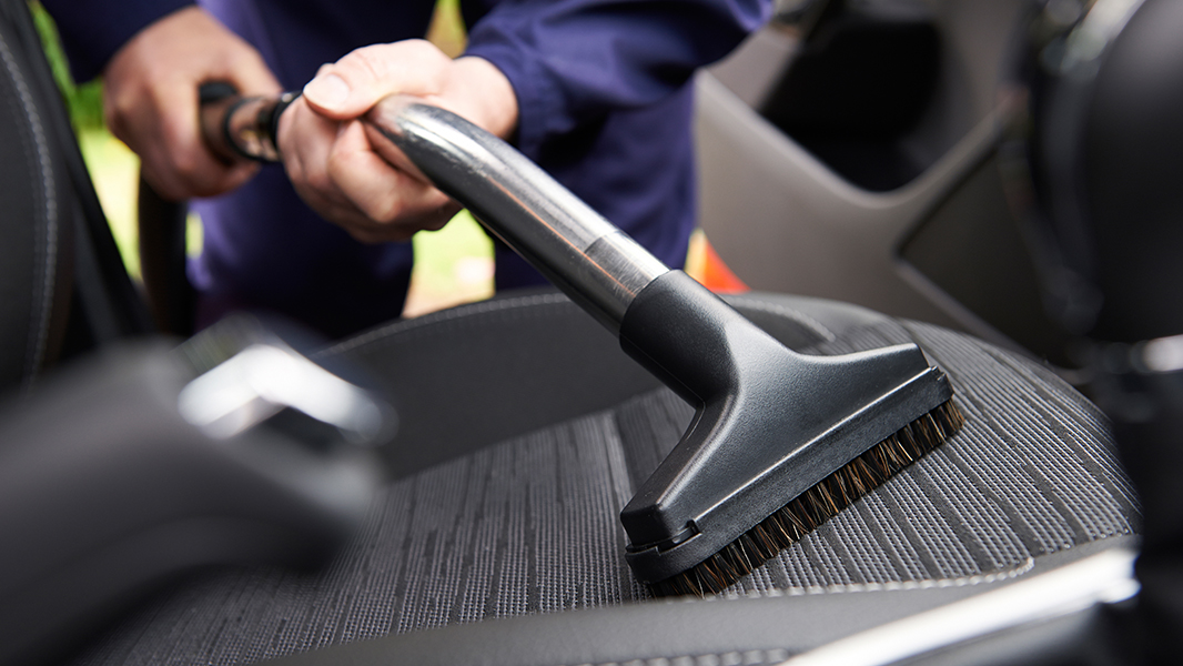 El secreto para limpiar la tapicería del coche