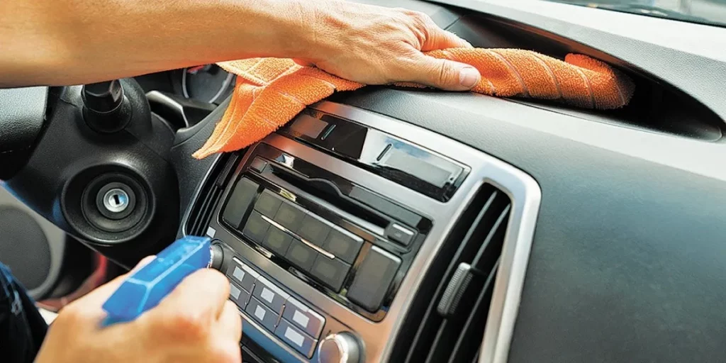 El secreto para limpiar la tapicería del coche 9 Motor16 Con agua y jabón