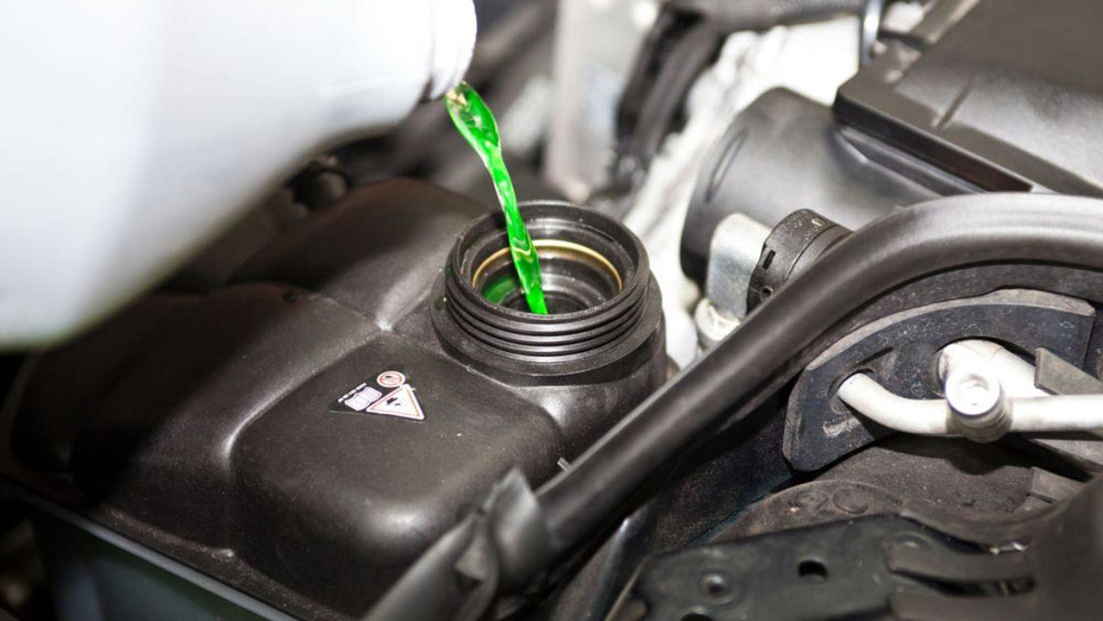 Trucos caseros para proteger tu coche del frío 3 Motor16 Vigilar nivel de refrigerante y anticongelante protege el coche del frio