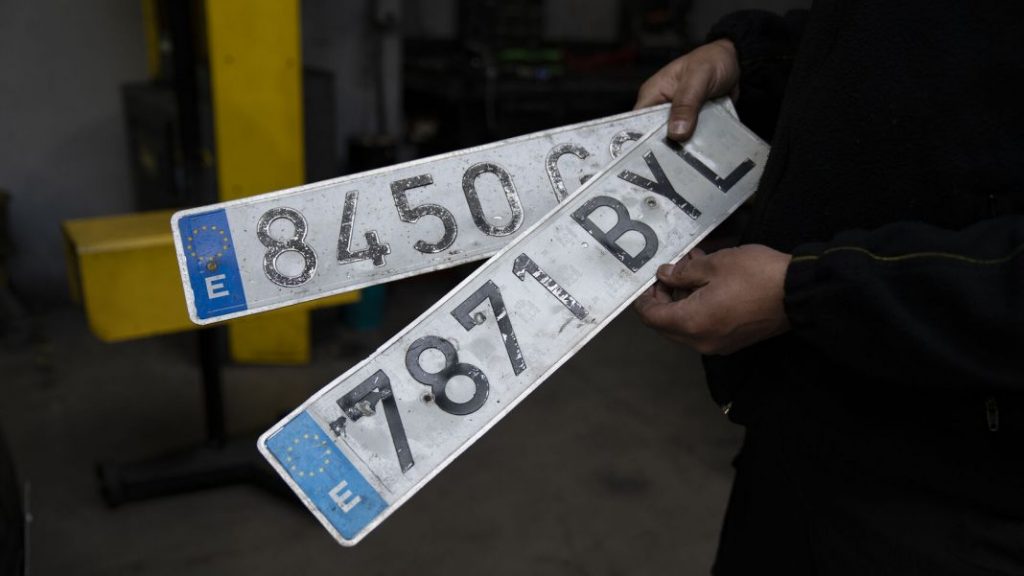 España estrena matrículas a partir de esta misma semana 49 Motor16 Matrícula rota qr