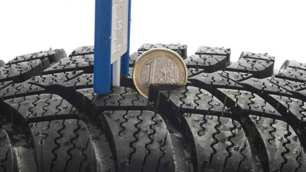 No te quedes tirado el primer día de la operación salida y pon a punto tu coche de esta manera 4 Motor16 moneda neumatico Motor16