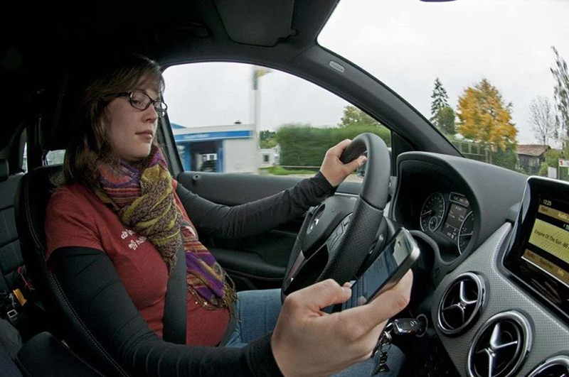 La impactante campaña de la DGT en la que 'mueren' dos famosos 30 Motor16 movil volante Motor16