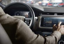 Aviso de la DGT: cuatro conductas habituales al volante que te pueden costar una multa