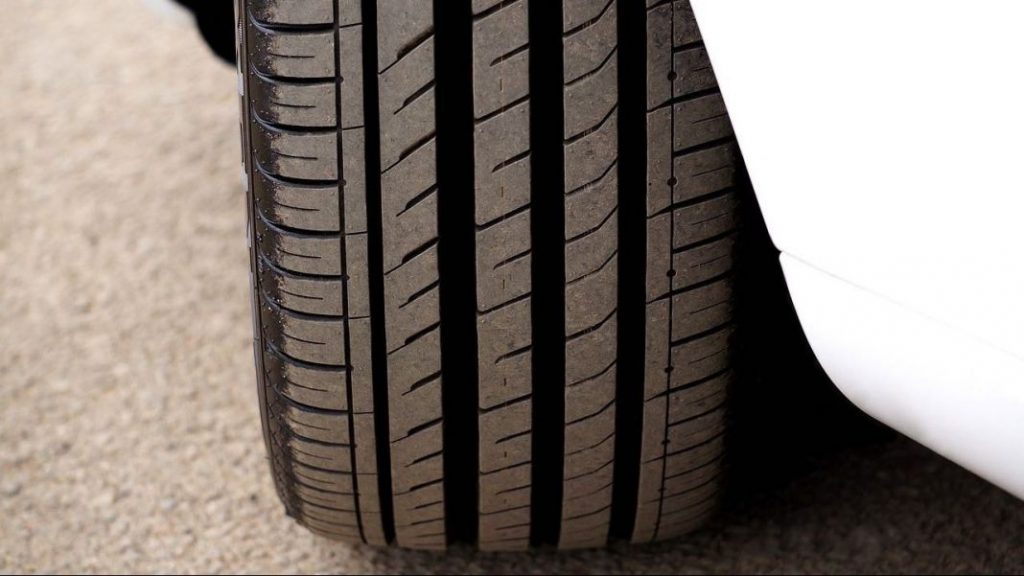 Evaluar las rodaduras y dibujos de los neumáticos del coche