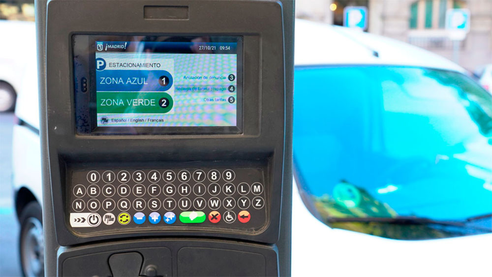 La multa a la que te enfrentas por aparcar en zona verde o azul 1 Motor16 Parkimetro. Detalle zona azul y zona verde.