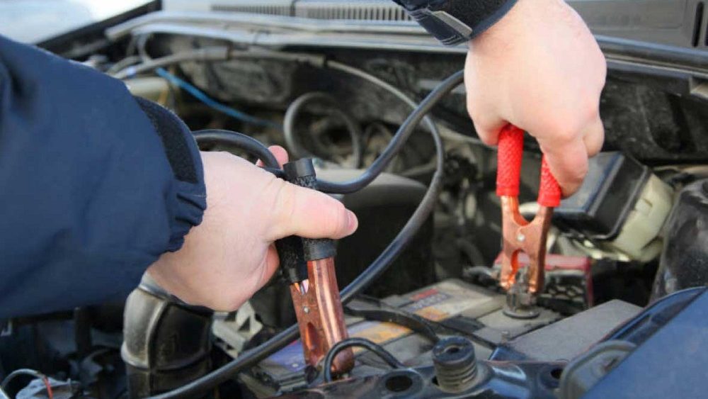 Productos imprescindibles para proteger tu coche de las heladas 110 Motor16 Cómo arrancar un coche con pinzas