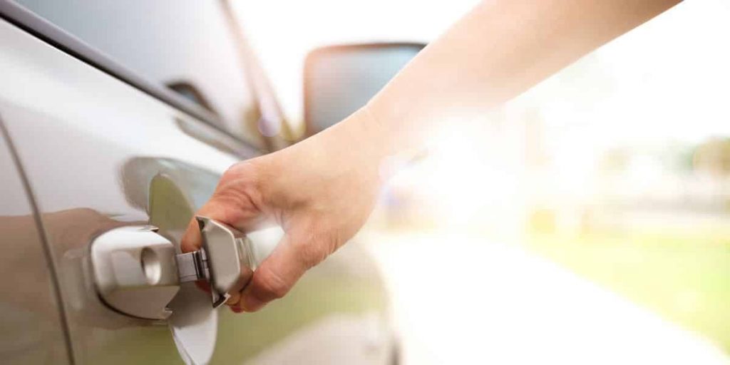 Cómo abrir tu coche sin usar las llaves 163 Motor16 puerta cerrada coche 1 Motor16
