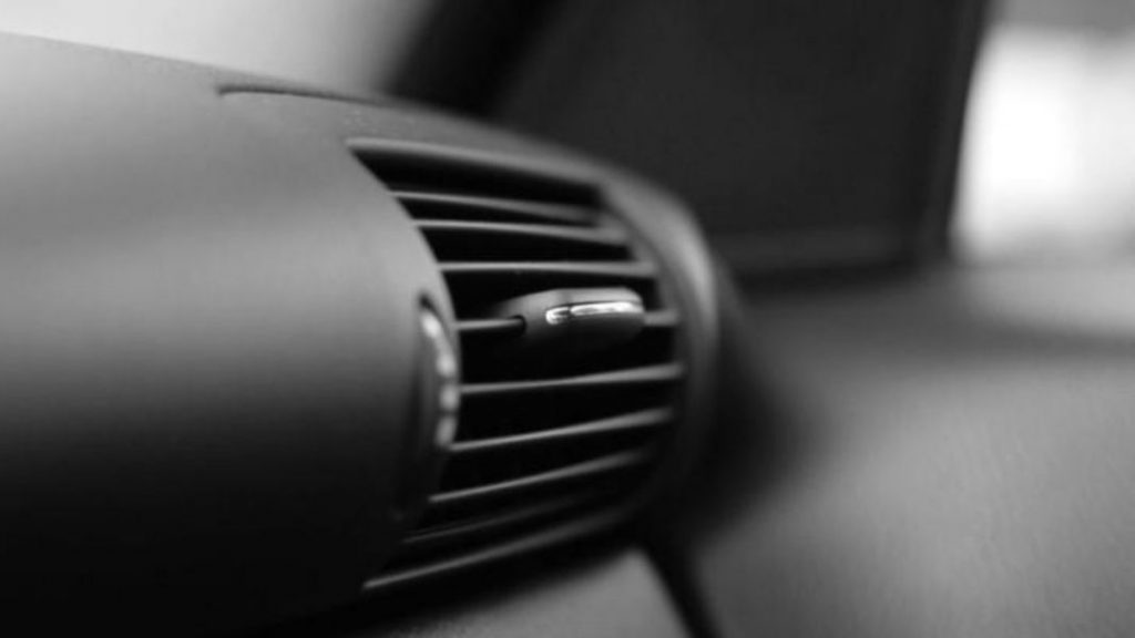 Así puedes dejar tu coche como nuevo usando productos de supermercado 10 Motor16 Céntrate en las rejillas de ventilación