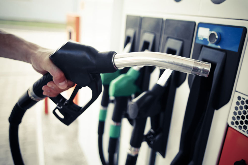 Ventas en Europa: los vehículos alternativos ya suponen la mitad del mercado 3 Motor16 repostar gasolina surtidor Motor16