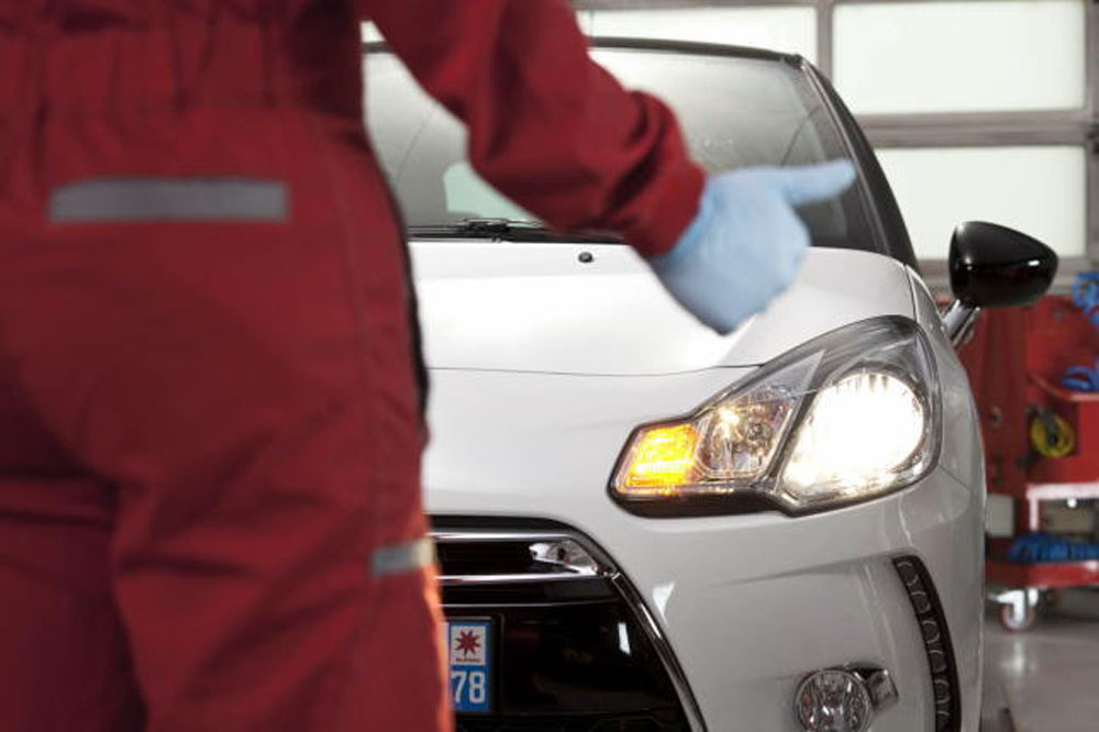 ITV: los 4 fallos más habituales por los que tu coche no pasa la inspección 1 Motor16 revisar luces coche Motor16
