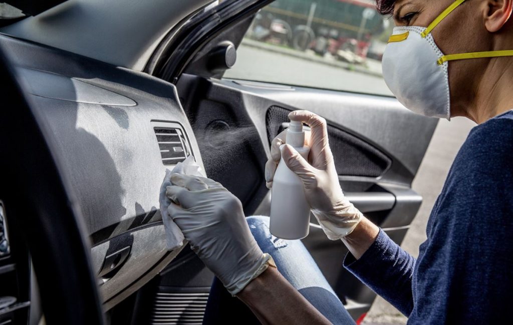 Limpiar el salpicadero de tu coche, paso a paso
