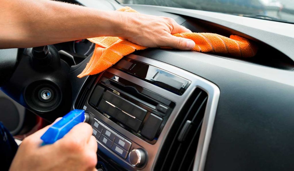 Los puntos clave de tu coche que más sufren con la llegada del verano 147 Motor16 limpieza de interior y exterior