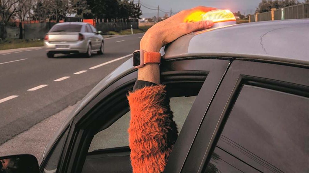 En caso de accidente: ¿Te puede multar la DGT si te quitas el cinturón? 9 Motor16 Luz V16 homologada y conectada