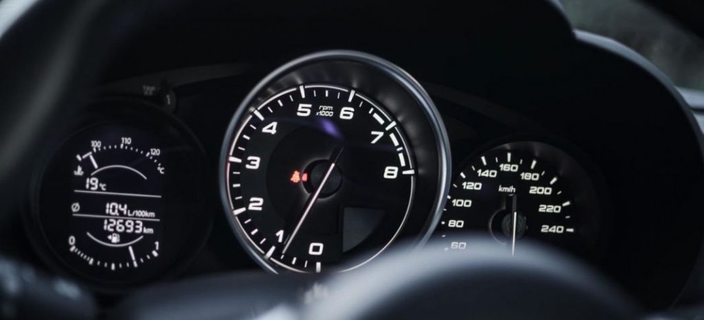 El velocímetro de tu coche: ¿sabes para qué sirven sus líneas rojas? 123 Motor16 Las averías que ocurren en el coche por ir a 100 km/h