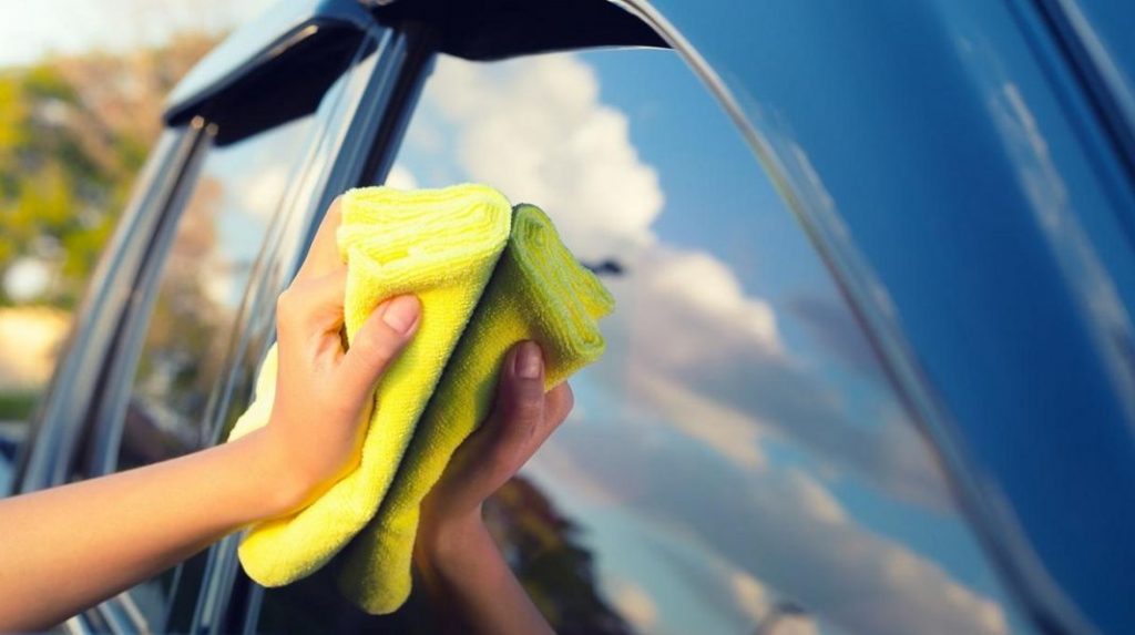 Cómo limpiar los cristales del coche como en los autolavados
