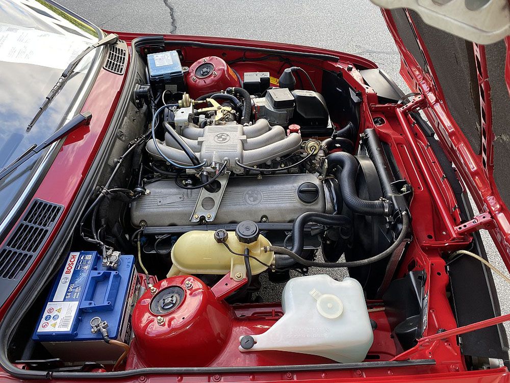 BMW 323i 1985. Imagen motor.
