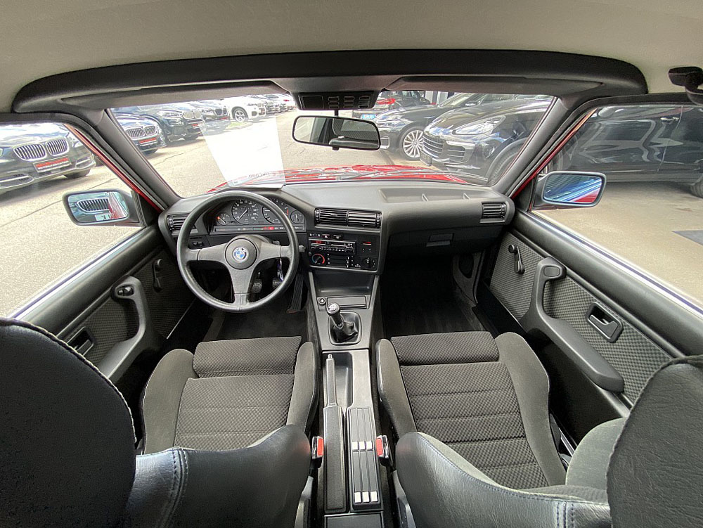 BMW 323i 1985. Imagen interior.